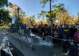 Una réplica del ARA General Belgrano llegó al Monumento a la Bandera.