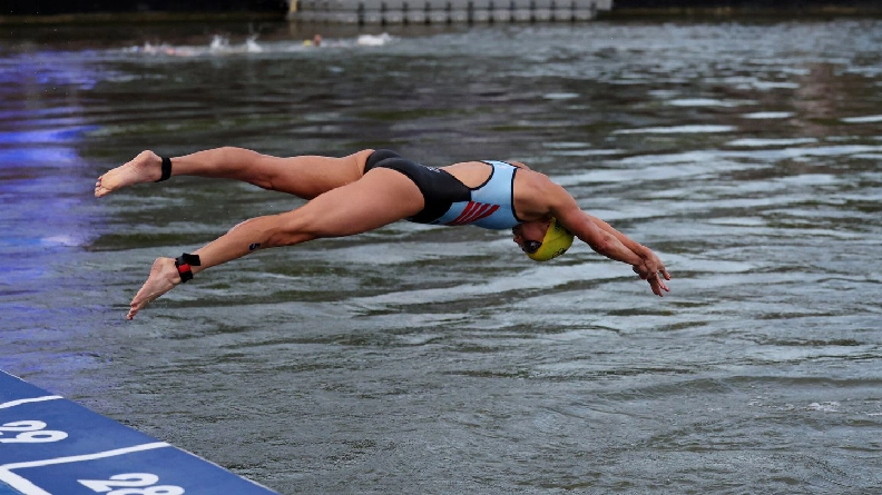 Se trata de Claire Michel, triatleta belga que contrajo Escherichia Coli después de competir el 31 de julio.