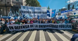 Universitarios apoyan a los docentes y responsabilizan al Gobierno