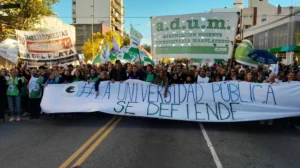 Universitarios rechazan el aumento del 6,8% y el Gobierno lo impondrá por decreto