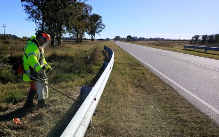 Vialidad Nacional empezó a cortar el pasto de otras rutas santafesinas