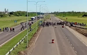 Vicentin trabajadores cortan el tránsito en la ruta nacional A012