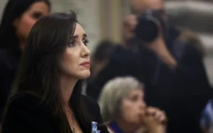 Victoria Villarruel fue abucheada a la salida de la misa por el papa