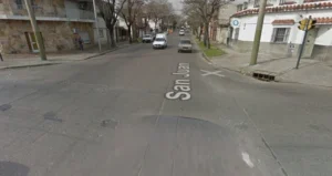 Patrullero y operativo policial en un comercio asaltado