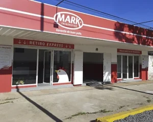 Patrullero policial en un frigorífico de Fisherton tras un asalto armado