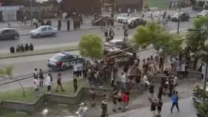 Patrullero policial y cinta de seguridad en Rosario