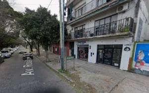 Patrullero frente a un comercio de celulares en barrio Azcuénaga