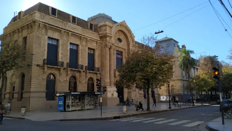 Visitas guiadas y gratuitas por el tradicional Paseo del Siglo.
