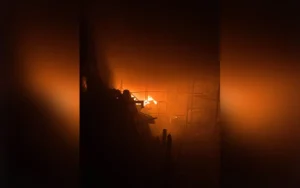 Voraz incendio en un galpón de barrio Belgrano.