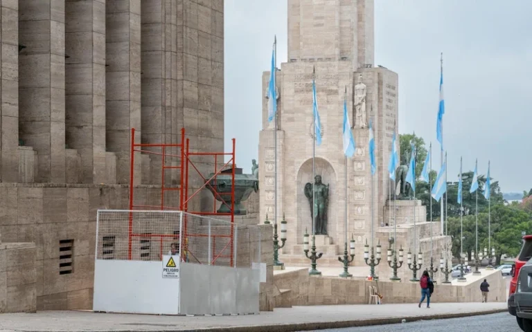 Vuelven a frenar las obras en el Monumento por una millonaria deuda