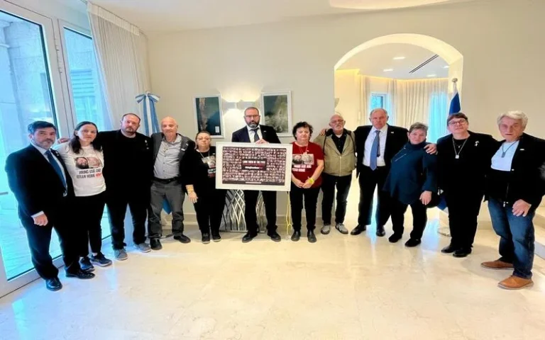 En Israel, Werthein se reunió con familiares de argentinos secuestrados en Gaza