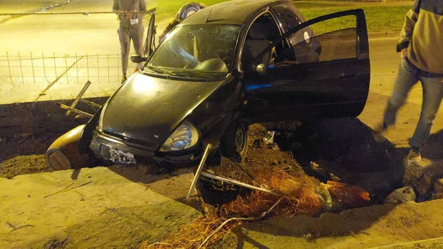 Un auto cayó en un pozo