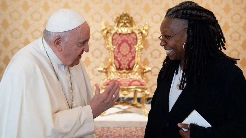 La reconocida actriz estadounidense visitó al Papa y le propuso tener un papel en su filme "Cambio de Hábitos 3". 