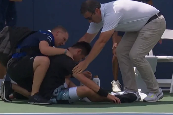 Se trata del chino Yibing Wu, quien sufrió un golpe de calor en el ATP 500 de Washington y debió abandonar el encuentro.