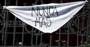 Abuelas lanza campaña de pañuelos intervenidos a 50 años del golpe