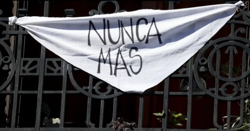 Abuelas lanza campaña de pañuelos intervenidos a 50 años del golpe