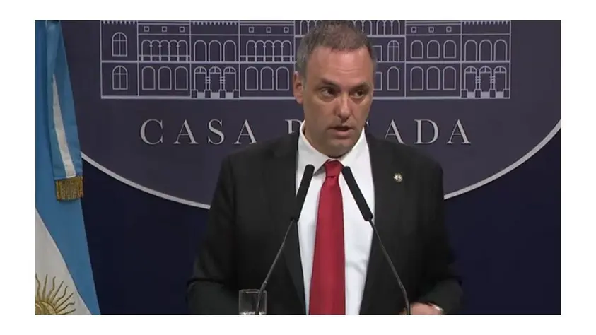 Adorni admitió que su esposa viajó en el avión presidencial