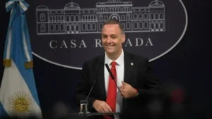 Manuel Adorni durante una conferencia de prensa