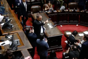 Adorni prepara su informe al Senado en medio de la tensión