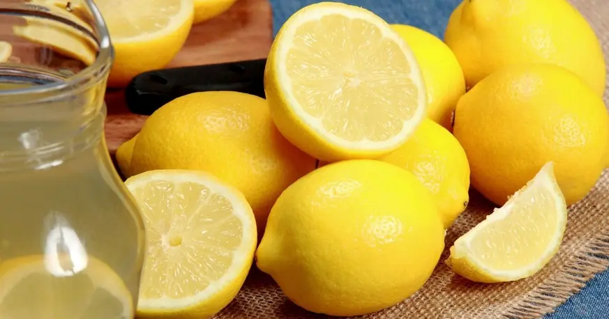 Agua con limón en los desagües: para qué sirve y cómo usarlo