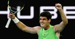 Carlos Alcaraz celebra su clasificación a la final del Abierto de Australia