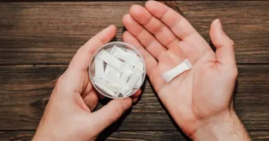 Paquetes de bolsas de nicotina en exhibición