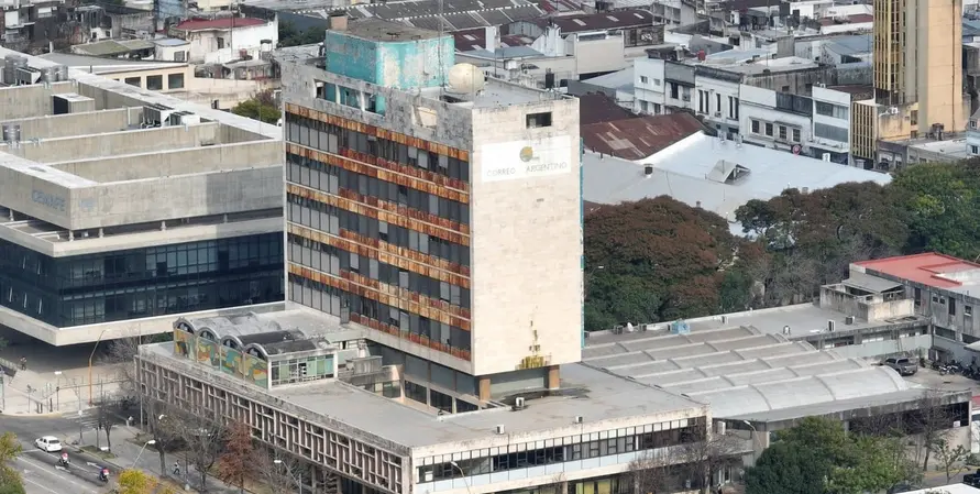 Alerta por el deterioro del histórico edificio del Correo