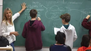 Estudiantes en el aula con problemas de continuidad escolar