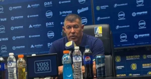 Almirón durante el partido entre Central y River