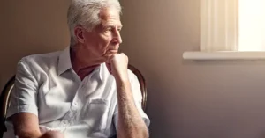 Adultos mayores conversan en un espacio comunitario mientras realizan actividades sociales