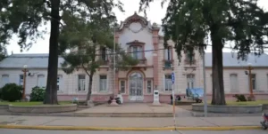Fachada de una escuela en Venado Tuerto con presencia policial tras una amenaza