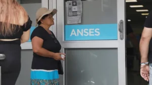 Adultos mayores realizan trámites de jubilación en una oficina de ANSES