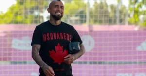 Arturo Vidal se proclamó el mejor volante de la historia