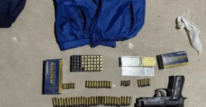 Ataque a tiros y arsenal incautado tras una persecución