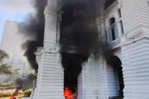 Ataque al municipio de La Plata: así incendiaron el palacio