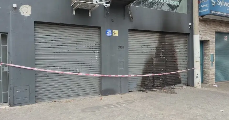 Ataque incendiario a agencia de autos en barrio Tablada