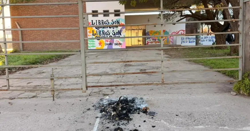 Ataque incendiario y nota mafiosa en escuela de VGG