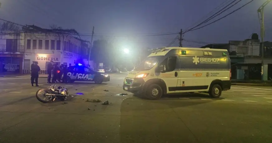 Un auto atropelló a un motociclista en zona oeste y huyó