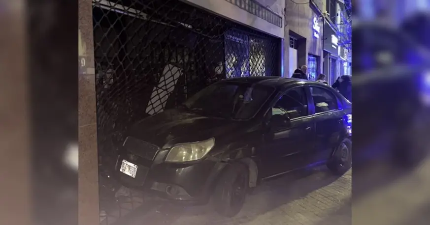 Un automovilista se descompensó y chocó un local en Echesortu