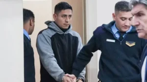 Patrullero y cinta policial en escena del crimen