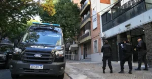 Patrullero y cinta policial en una escena de crimen