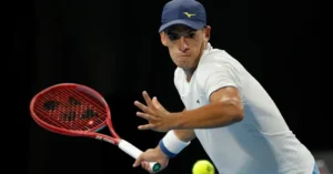 Báez volvió a golpear a un top 10 y está en semis de Auckland