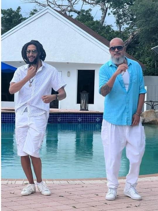 Bahiano y Julian Marley El ex cantante de 'Los Pericos' fue invitado a participar en la canción "Roll". Escribió fracción de la letra, la música, grabó un clip y cantó en vivo con Julian Marley.