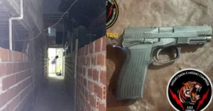 Patrullero y cinta policial en una balacera en la zona oeste de Rosario