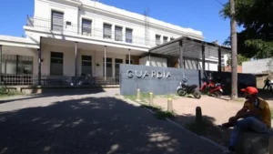 Patrullero policial en operativo nocturno