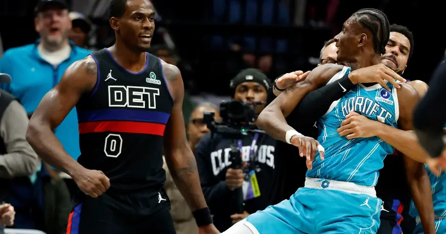 Batalla campal en la NBA entre Pistons y Hornets