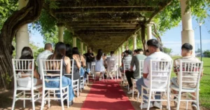 Ceremonia de boda al aire libre en un parque de Rosario