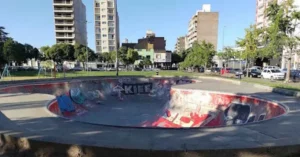 Bomberos y policías trabajan en un operativo en plaza Libertad de Rosario