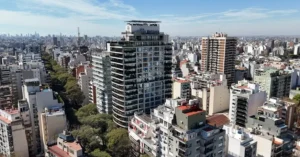 Vista aérea de barrios porteños con nuevas construcciones