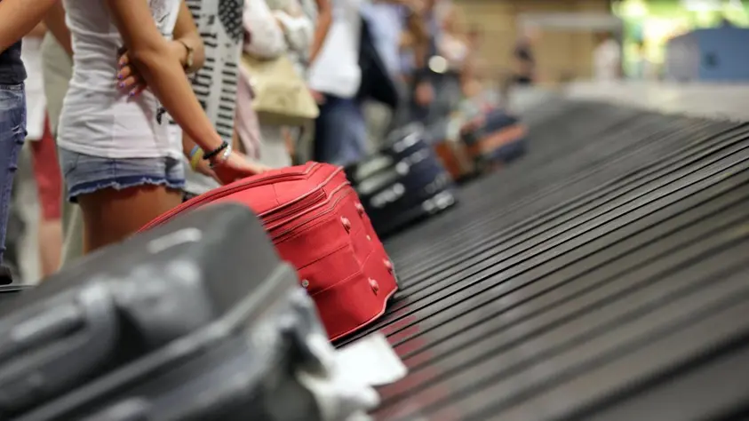 Caen los viajes al exterior y crece el ingreso de turistas